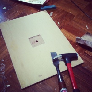 文字盤の裏はムーヴメントの軸に合わせてはつりました