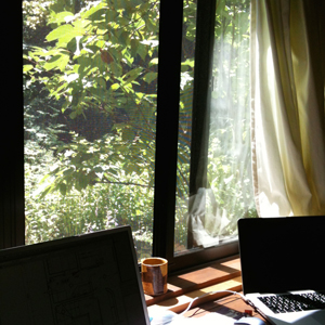 実家の出窓を臨時仕事場にしました。いい眺め。