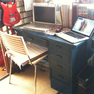 ブルーの机は母と叔母が若い頃に使っていたもの。